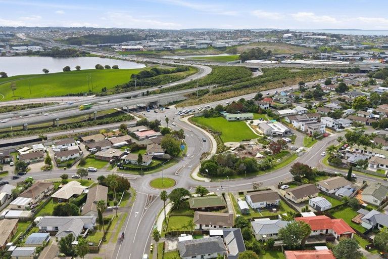 Photo of property in 2/68 Meadowood Drive, Unsworth Heights, Auckland, 0632