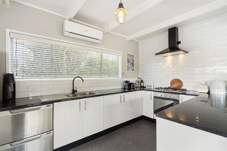 Photo of property in 1/18 Bevyn Street, Castor Bay, Auckland, 0620