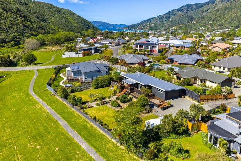 Photo of property in 11 Glentui Place, Waikawa, Picton, 7220