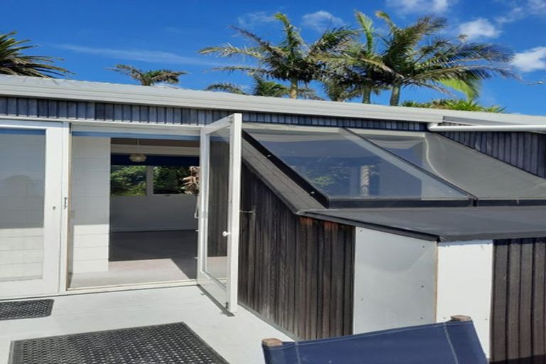 Photo of property in 28 Chelverton Terrace, Red Beach, 0932