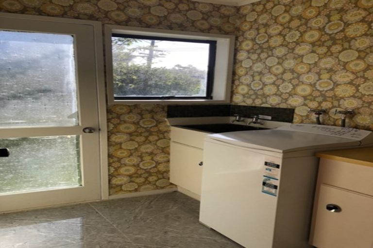 Photo of property in 194 Cliff Drive, Green Bay, Auckland, 0604