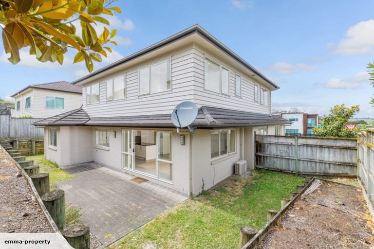 Photo of property in 22 Terrasini Drive, Flat Bush, Auckland, 2019