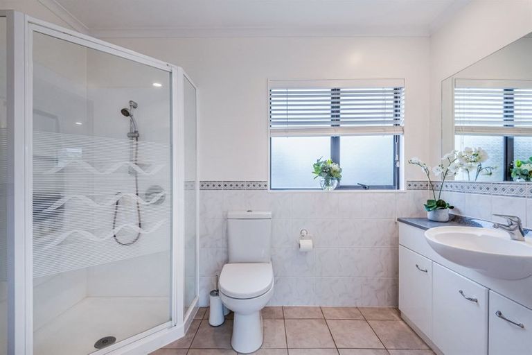 Photo of property in 31 Seaton Road, Murrays Bay, Auckland, 0630