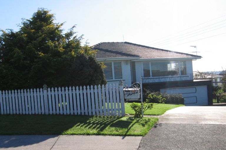 Photo of property in 3 Taha Road, Te Atatu South, Auckland, 0610