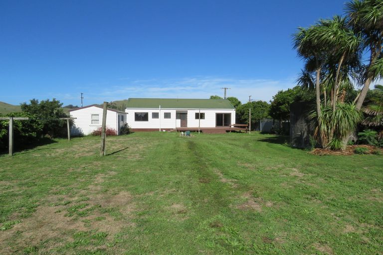 Photo of property in 43 Main Road, Tolaga Bay, 4077