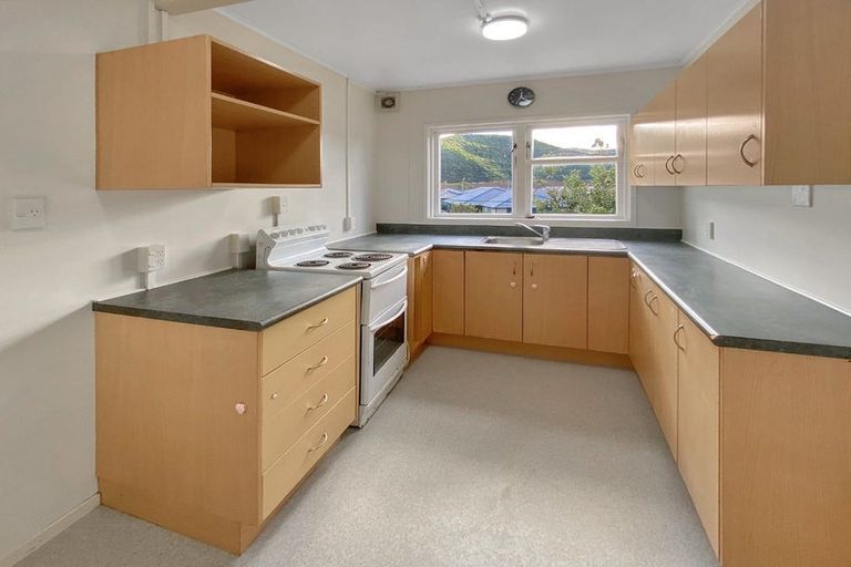 Photo of property in 95 Farmer Crescent, Taita, Lower Hutt, 5011