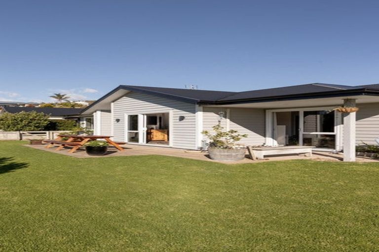 Photo of property in 2 Mckenna Lane, Omokoroa, 3114