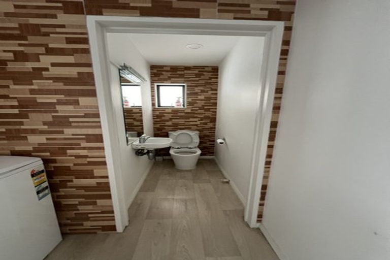 Photo of property in 4 Provence Esplanade, Te Atatu Peninsula, Auckland, 0610