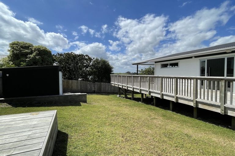Photo of property in 28 Hueglow Rise, West Harbour, Auckland, 0618