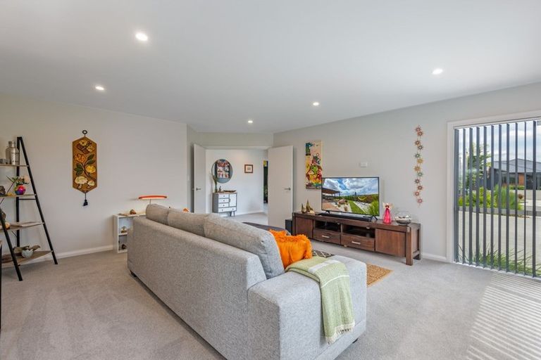 Photo of property in 8 Mediterranean Grove, Fitzherbert, Palmerston North, 4410