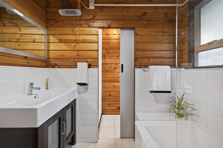 Photo of property in 16 Williams Street, Sunshine Bay, Queenstown, 9300