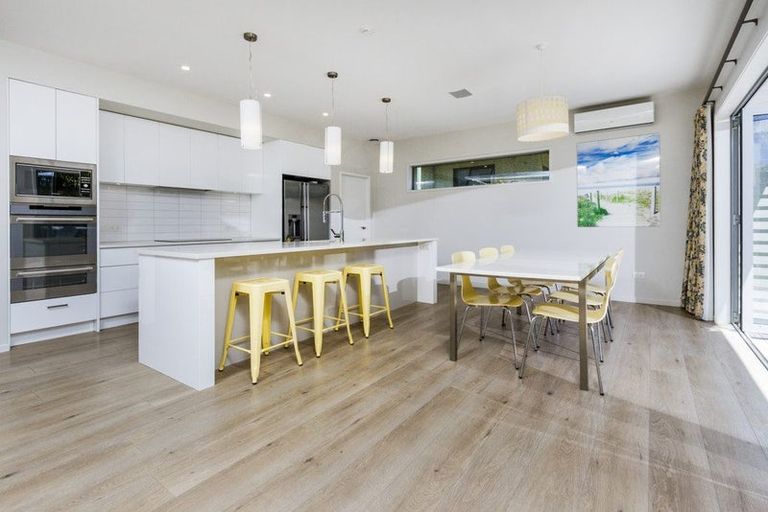 Photo of property in 30a Masterton Road, Rothesay Bay, Auckland, 0630