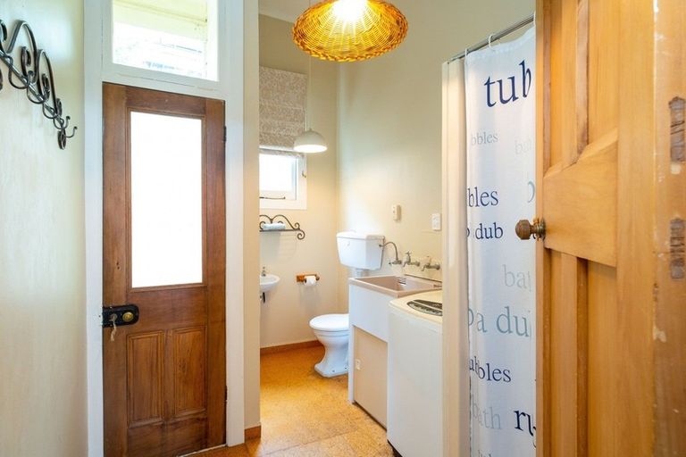 Photo of property in 16 Sealy Road, Bluff Hill, Napier, 4110