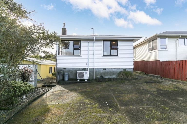 Photo of property in 76 Taylor Terrace, Tawa, Wellington, 5028