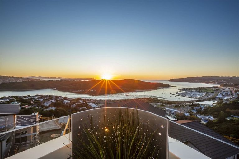 Photo of property in 10 Seascape View, Paremata, Porirua, 5024