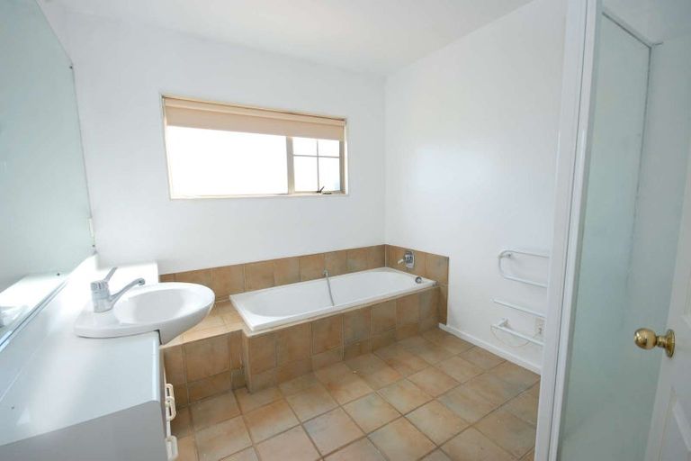 Photo of property in 2/22 Spencer Road, Pinehill, Auckland, 0632