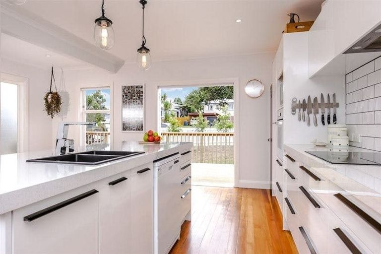 Photo of property in 43 Coniston Avenue, Te Atatu South, Auckland, 0610