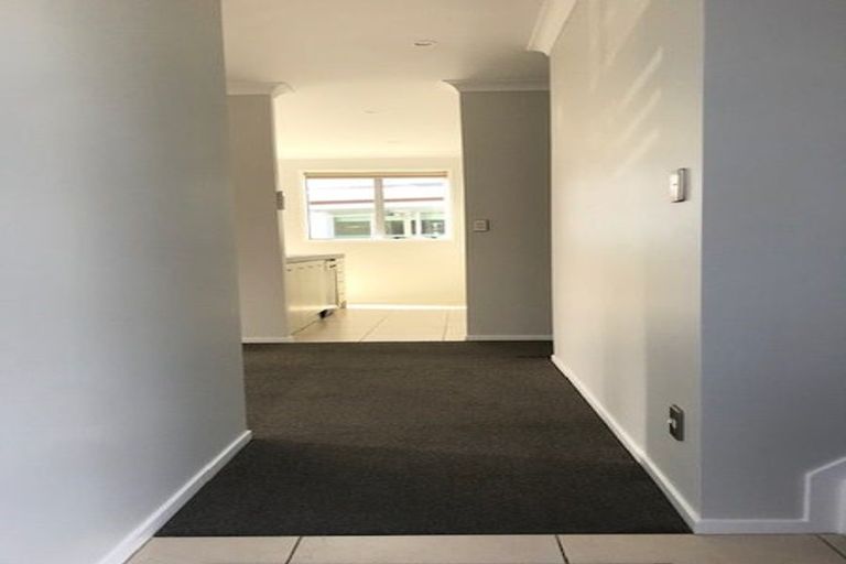 Photo of property in 11m Clearwater Cove, West Harbour, Auckland, 0618