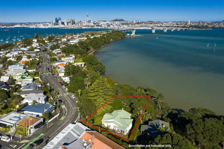 Photo of property in 118 Queen Street, Northcote Point, Auckland, 0627