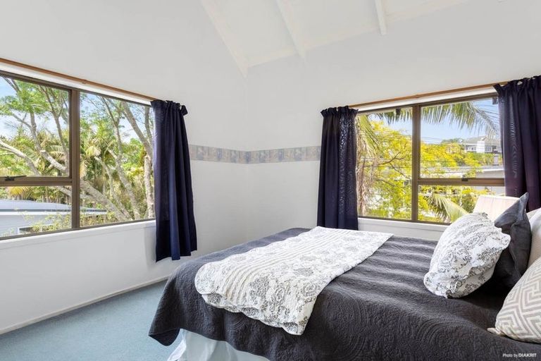 Photo of property in 1/17 Sandown Road, Rothesay Bay, Auckland, 0630