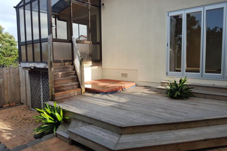 Photo of property in 48 Knightsbridge Drive, Forrest Hill, Auckland, 0620