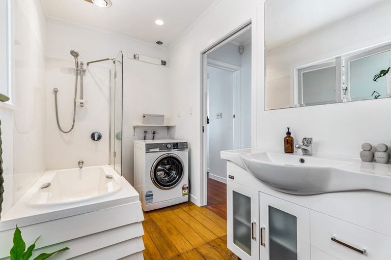 Photo of property in 51 Matipo Road, Te Atatu Peninsula, Auckland, 0610