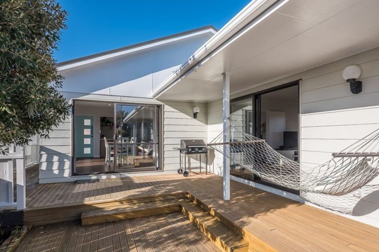 Photo of property in 27 Titoki Road, Waikanae Beach, Waikanae, 5036