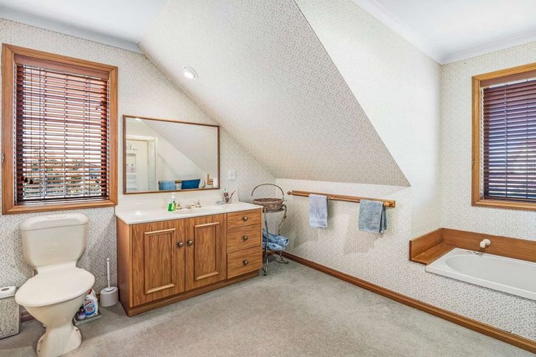 Photo of property in 43 Kilkenny Place, Fitzherbert, Palmerston North, 4410