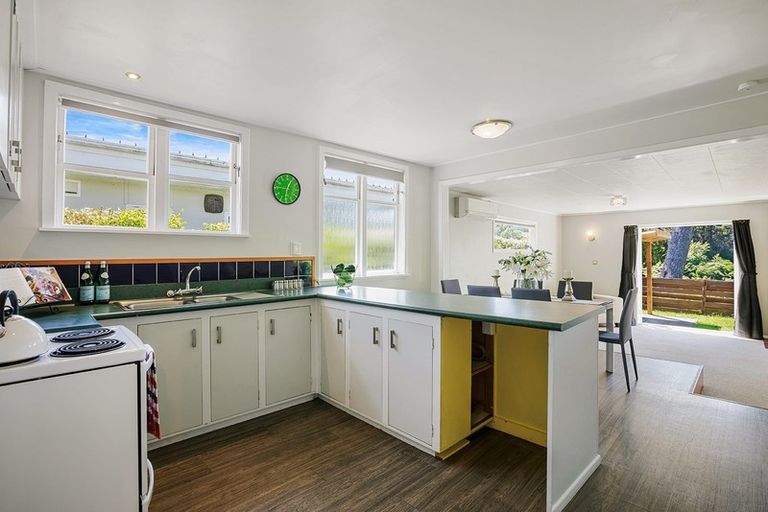 Photo of property in 120 Miromiro Road, Normandale, Lower Hutt, 5010