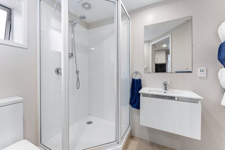 Photo of property in 2/85 Sylvan Avenue, Northcote, Auckland, 0627