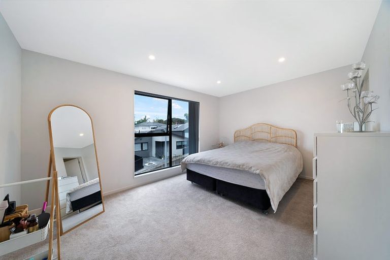 Photo of property in 8/105 Hobsonville Road, West Harbour, Auckland, 0618