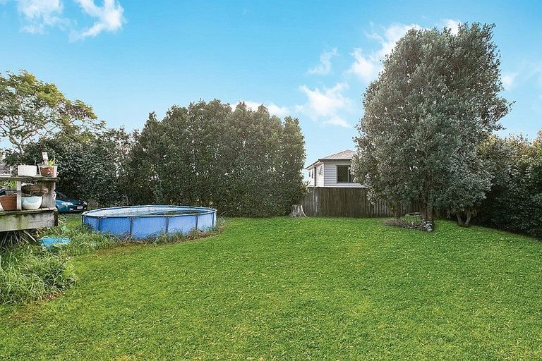 Photo of property in 59 Divich Avenue, Te Atatu South, Auckland, 0610