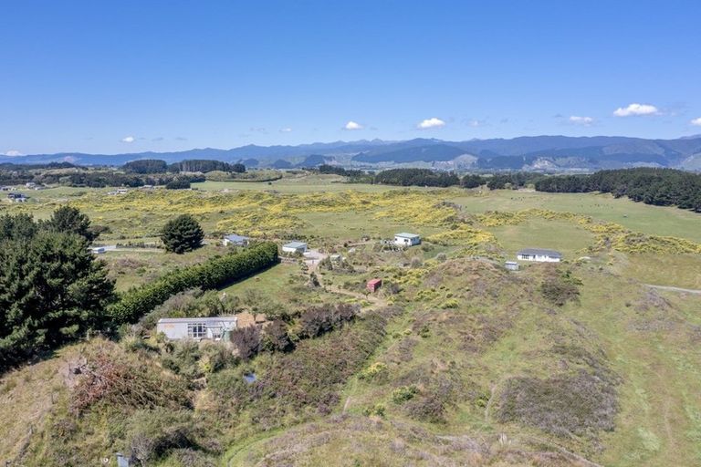 Photo of property in 18 Henham Lane, Waikawa Beach, Levin, 5573