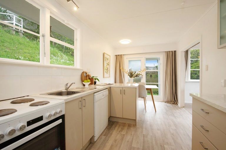 Photo of property in 135 Ruskin Road, Newlands, Wellington, 6037