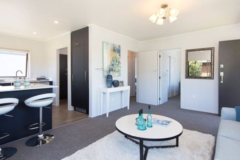 Photo of property in 2/45 Knightsbridge Drive, Forrest Hill, Auckland, 0620