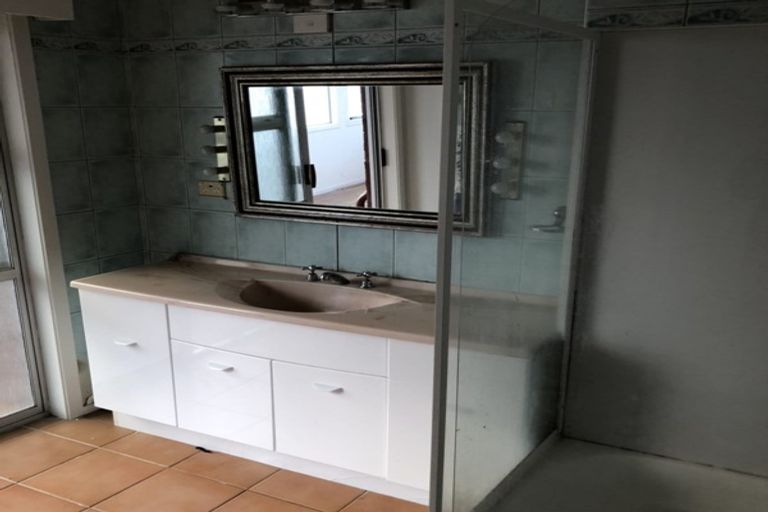 Photo of property in 1 Fayette Place, Te Atatu South, Auckland, 0610