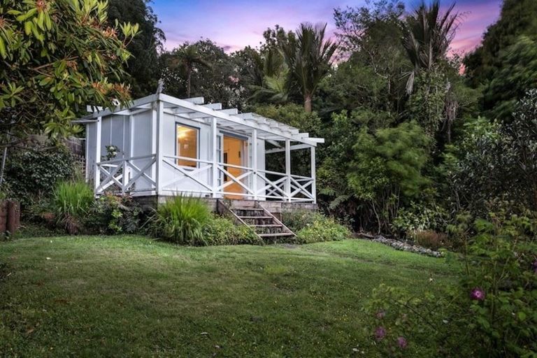 Photo of property in 552 Scenic Drive, Waiatarua, Auckland, 0612