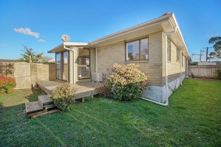 Photo of property in 2/13 Northall Road, New Lynn, Auckland, 0600
