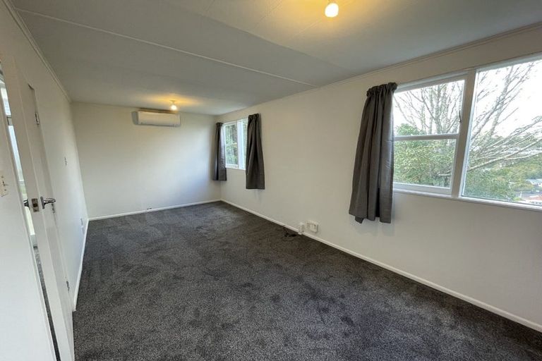 Photo of property in 96 Ruskin Road, Newlands, Wellington, 6037