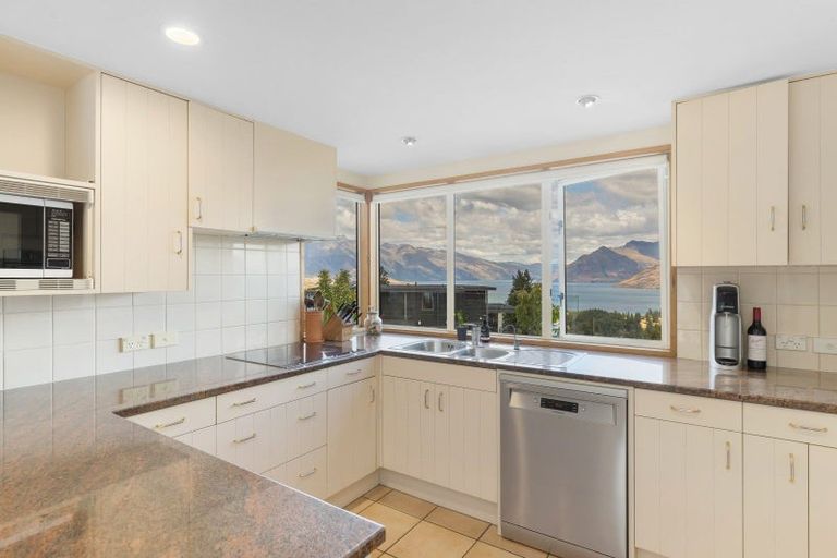 Photo of property in 5 Windsor Place, Queenstown, 9300