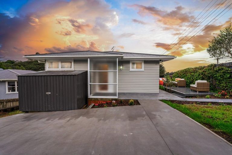 Photo of property in 2 Lowtherhurst Road, Massey, Auckland, 0614