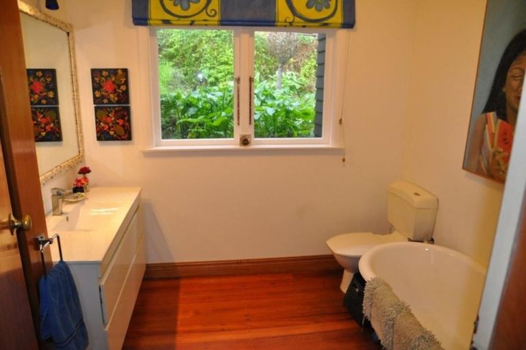 Photo of property in 124 Cheviot Road, Lowry Bay, Lower Hutt, 5013