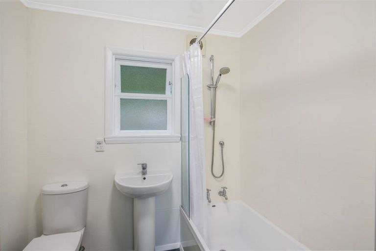 Photo of property in 122 Totara Road, Miramar, Wellington, 6022