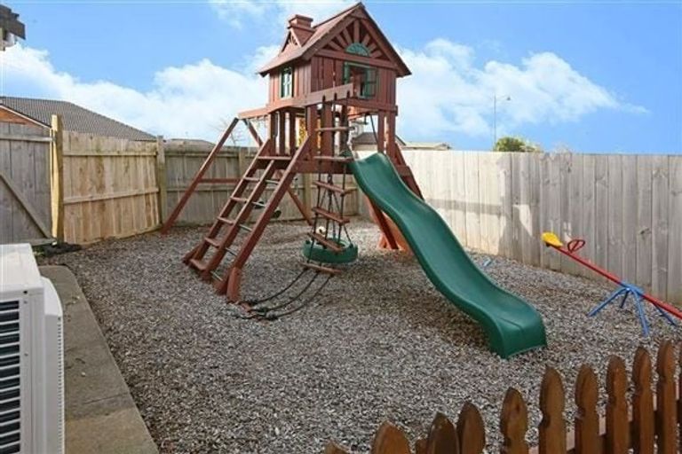 Photo of property in 106 Lake Panorama Drive, Henderson Valley, Auckland, 0612