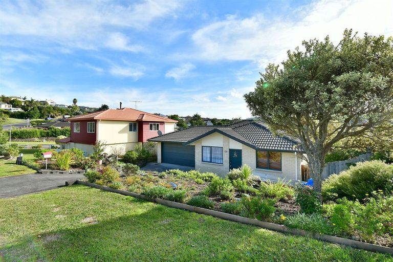 Photo of property in 8 Roberta Crescent, Orewa, 0931