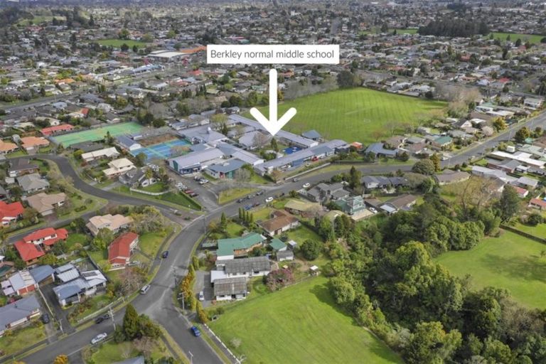 Photo of property in 33 Berkley Avenue, Hillcrest, Hamilton, 3216