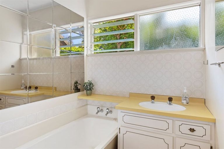 Photo of property in 71 Lyons Avenue, Murrays Bay, Auckland, 0630