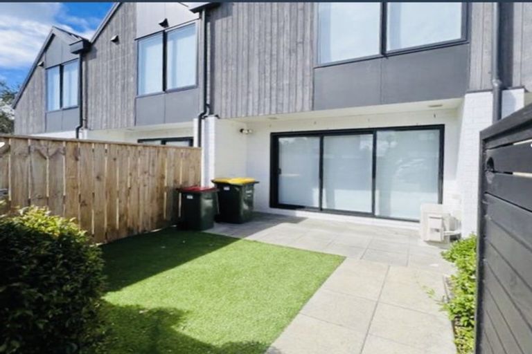 Photo of property in 14/12 Tawa Road, Te Atatu Peninsula, Auckland, 0610
