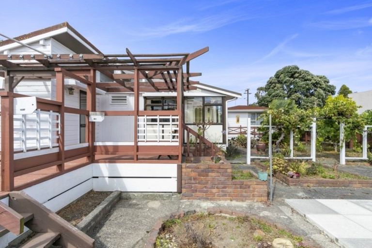 Photo of property in 16-18 Konini Street, Eastbourne, Lower Hutt, 5013