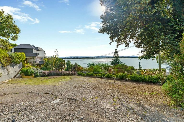 Photo of property in 2/4 The Brae, Mount Pleasant, Christchurch, 8081